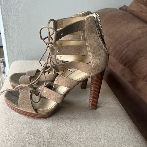 Michael Kors, Beige Heels, size 9.5 - Picture 2 of 3